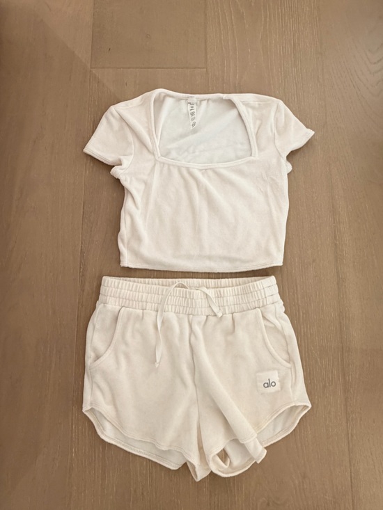 ALO Yoga Pants - Alo Terry Shorts and Cropped Top Set in cream color
